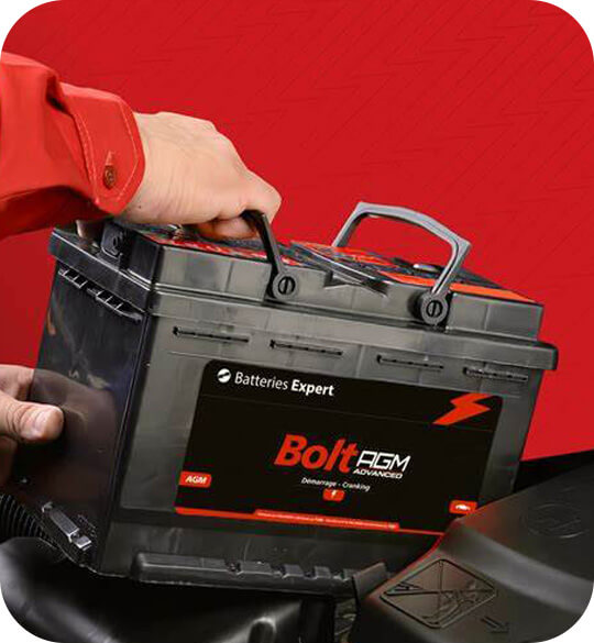 Batterie automobile BOLT AGM tenu par technicien
