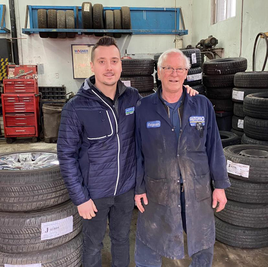 Mécaniciens de Point S dans garage de pneus